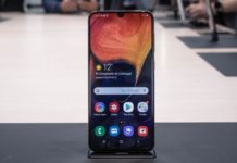 Samsung Galaxy A50 předává recenzi